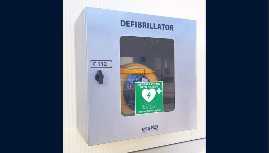 Sicherheit hat immer oberste Priorität. Daher haben wir seit diesem Jahr einen Defibrillator im Eingansberich, der für jeden zugänglich ist.